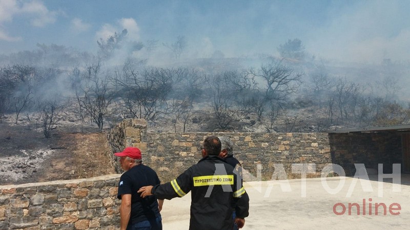 Η φωτιά από τη βάρκα πέρασε πέρασε στα ξερόχορτα(βίντεο)