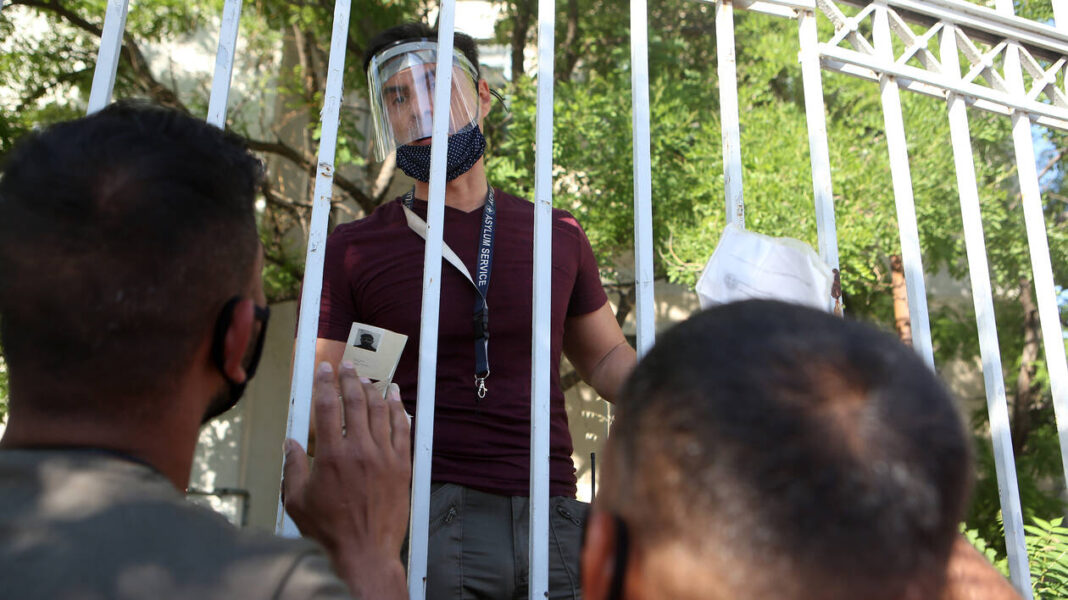 Με ηλεκτρονικές κάρτες θα αντικατασταθούν τα έντυπα δελτία αιτούντων άσυλο