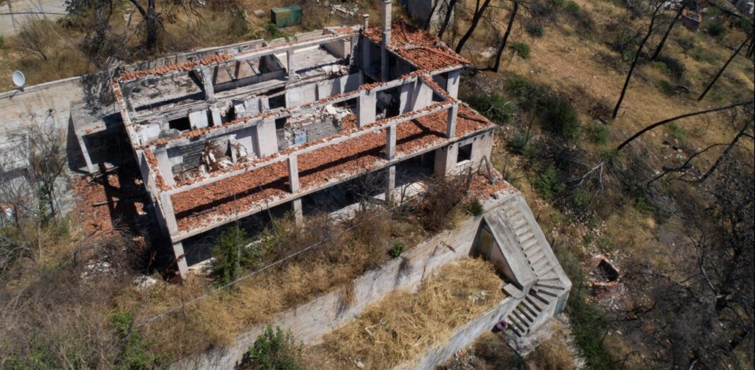 Μάτι: Στεγαστική συνδρομή έως 150.000 ευρώ στους ιδιοκτήτες κτισμάτων που κατεδαφίζονται