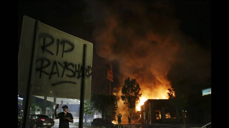 ΗΠΑ: Επεισόδια μετά τη δολοφονία 27χρονου – Αυτοί είναι οι δύο αστυνομικοί που τον πυροβόλησαν