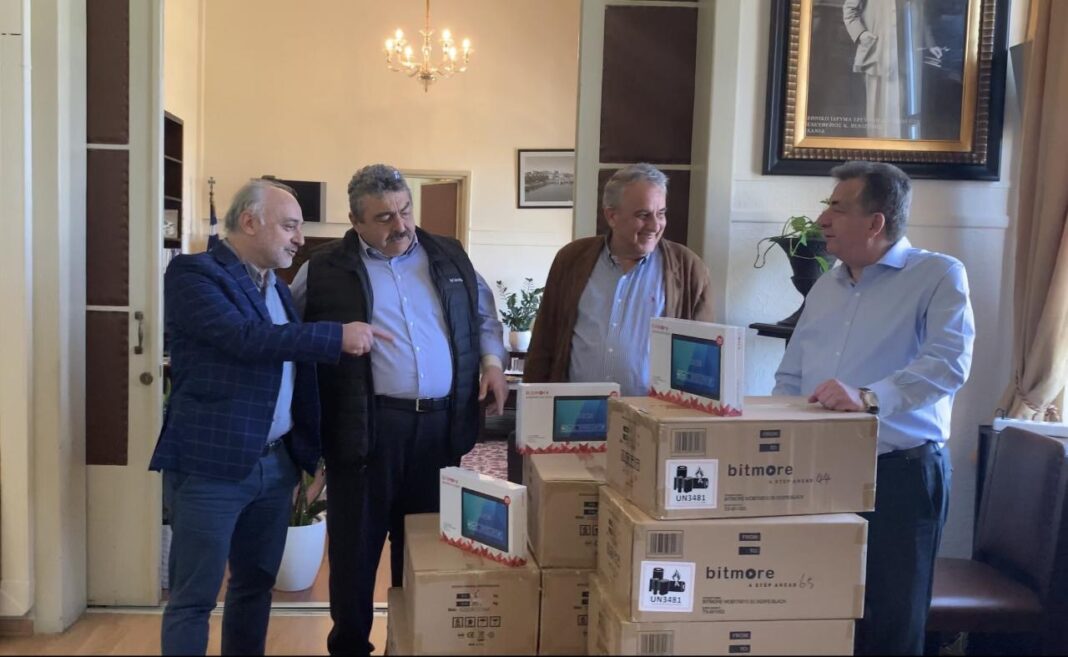 Ευχαριστίες Κεραμέως σε Αρναουτάκη για την δωρεάν παροχή τάμπλετ στα σχολεία