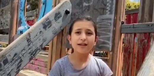 Η Αρεζού, προσφυγόπουλο, αρίστευσε στο σχολείο και ζητεί το αυτονόητο για όλα τα παιδιά