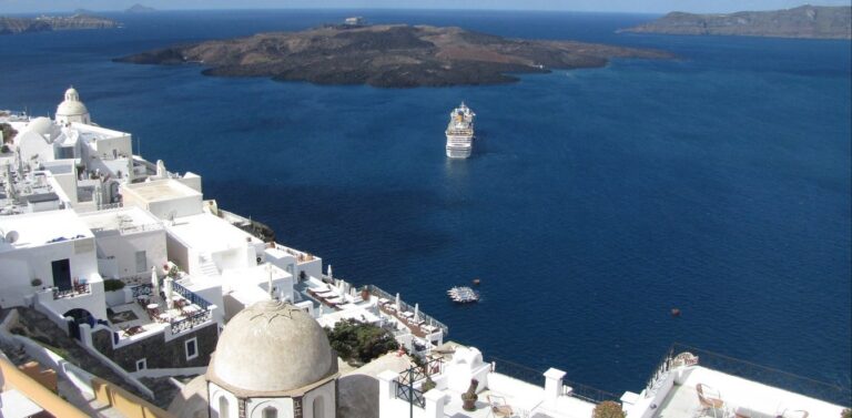 Βελγικά ΜΜΕ: Η Ελλάδα έτοιμη να υποδεχτεί τουρίστες με… απόσταση