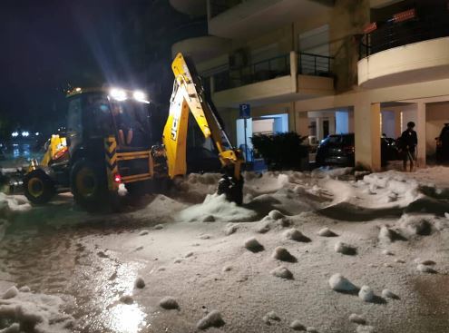 Πρωτοφανής χαλαζόπτωση στα μέσα Ιουνίου – Άσπρισαν δρόμοι, έπιασαν δουλειά οι εκσκαφείς