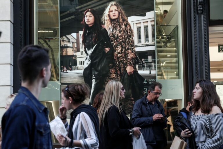 Αντίστροφη μέτρηση για τις θερινές εκπτώσεις – Πότε ξεκινούν και πόσο θα διαρκέσουν