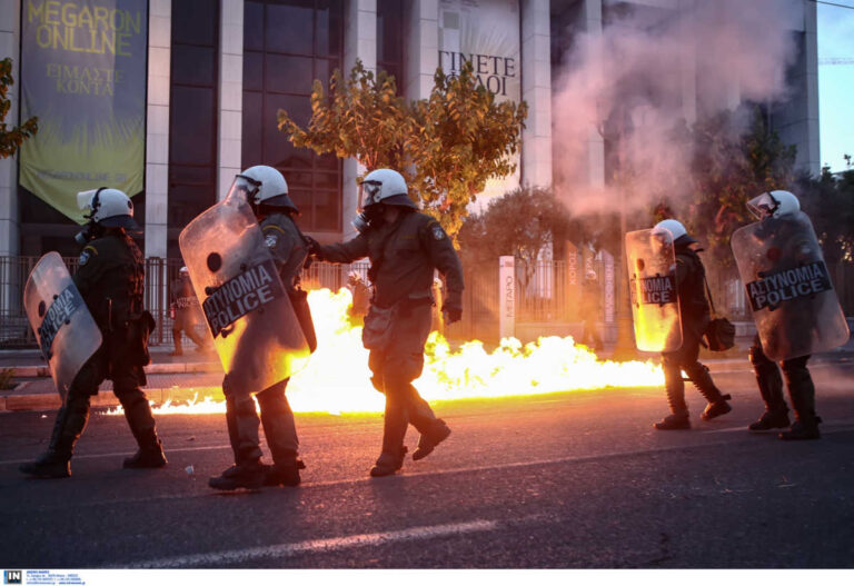 Επεισόδια και μολότοφ στην αμερικάνικη πρεσβεία στην πορεία για τον Φλόιντ