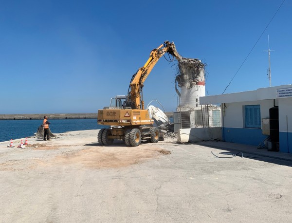 Ηράκλειο: Κατεδάφισαν τον παλιό φάρο στο λιμάνι