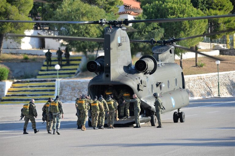 Η ελεύθερη πτώση με αλεξίπτωτο του Αρχηγού ΓΕΕΘΑ (εικόνες)
