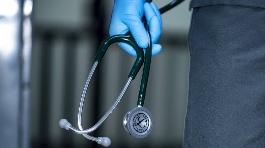 Γιατρός μεγάλου δημόσιου νοσοκομείου συνελήφθη για «φακελάκι»