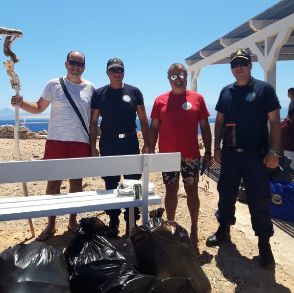 Πήγαν με τα φουσκωτά σκάφη τους και καθάρισαν τη Ντία