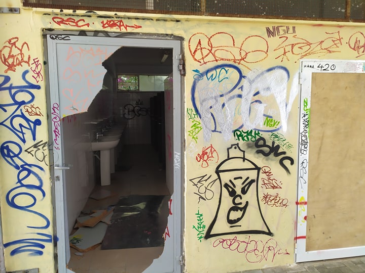 Νέο «χτύπημα» σε σχολείο της Κρήτης – Άγνωστοι τα έκαναν γυαλιά καρφιά (εικόνες)