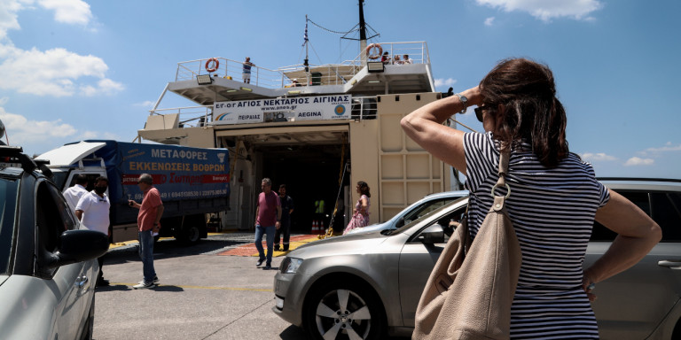 Αυξημένη η κίνηση στο λιμάνι του Πειραιά για τα νησιά -Φεύγουν για τα πρώτα καλοκαιρινά μπάνια