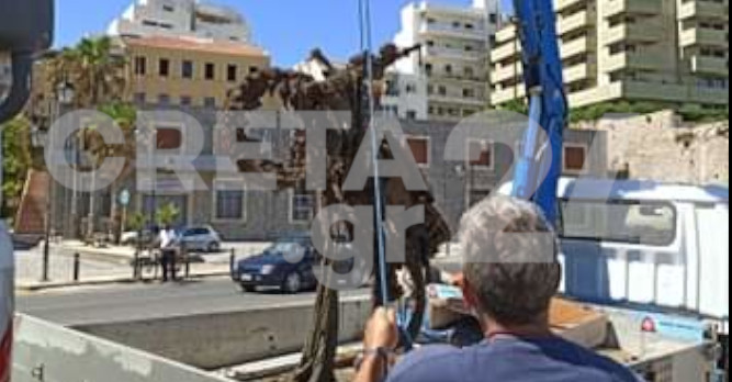 Ηράκλειο: «Ψάρεψαν» μηχανάκι στο λιμάνι! (εικόνες)