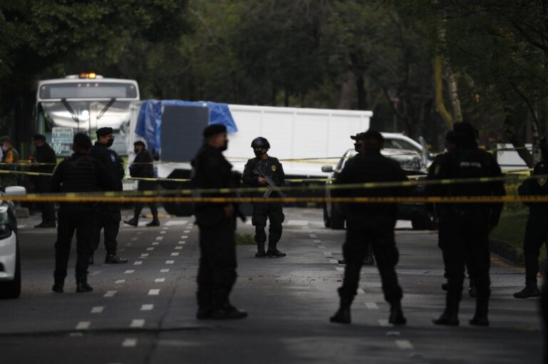 Φρίκη στο Μεξικό : Βρέθηκαν 14 πτώματα στον δρόμο τυλιγμένα σε κουβέρτες