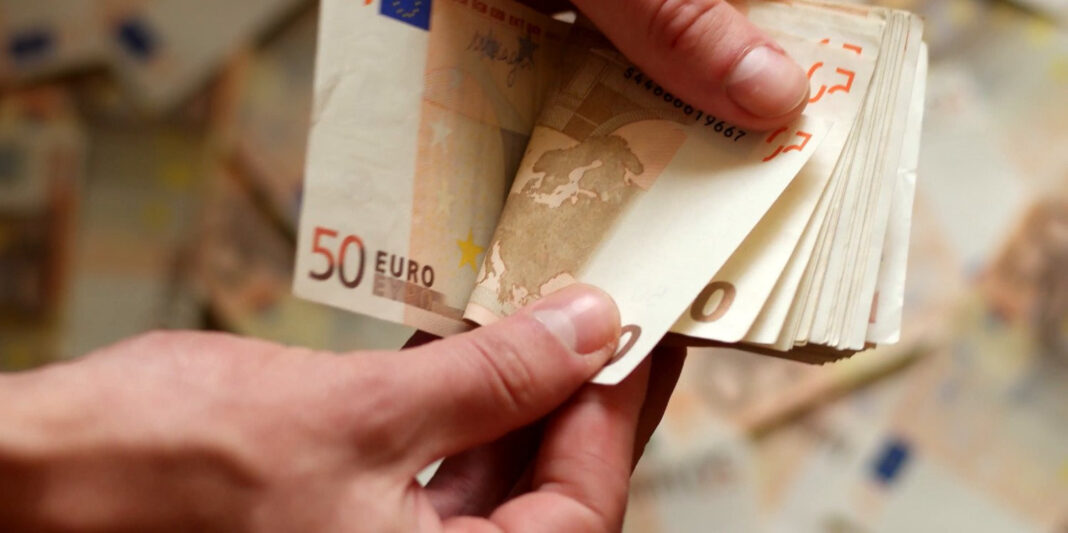 Αυξάνονται τα «φέσια» προς το Δημόσιο – Ανήλθαν στα 107,586 δισ. ευρώ