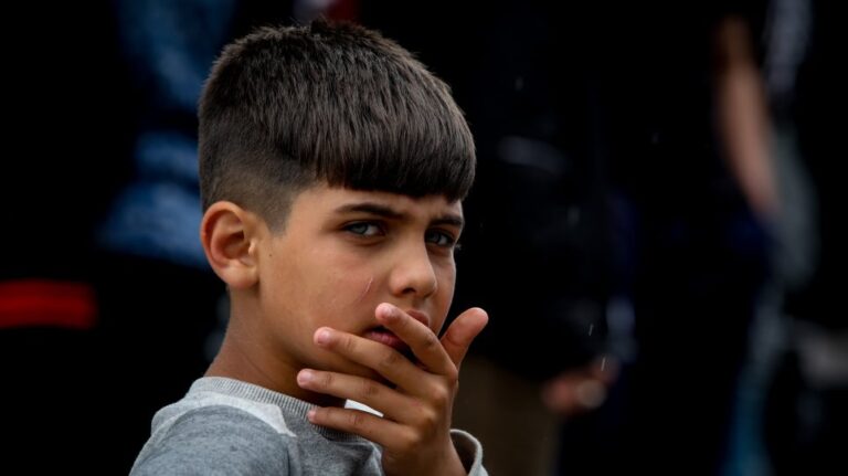 Στα ασυνόδευτα προσφυγόπουλα της Μόριας η «δωρεά Μικρούτσικου»