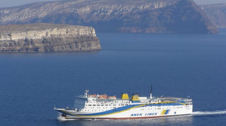 Το πλοίο για Κρήτη προσέκρουσε στο λιμάνι της Θήρας