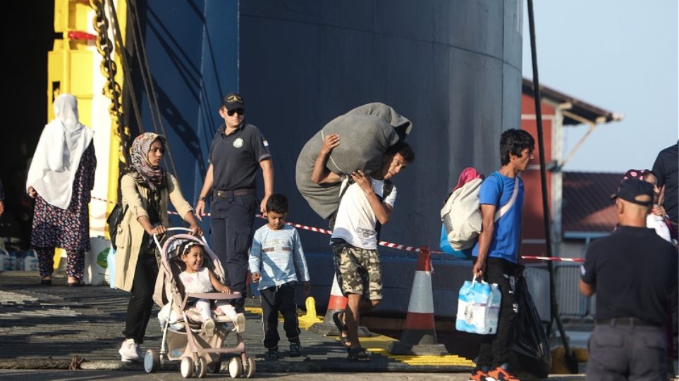 Περισσότεροι από 1800 πρόσφυγες μεταφέρθηκαν από τη Λέσβο στην υπόλοιπη Ελλάδα