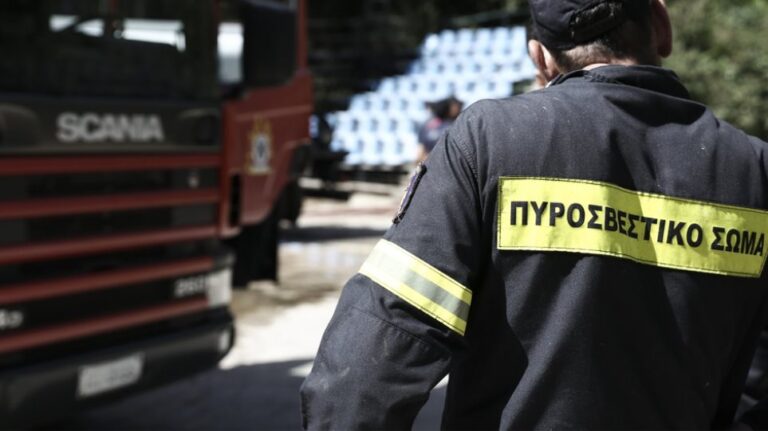 Πυροσβεστικό όχημα ανετράπη στη φωτιά στο Τζάιλο – Τραυματίστηκαν 2 άτομα