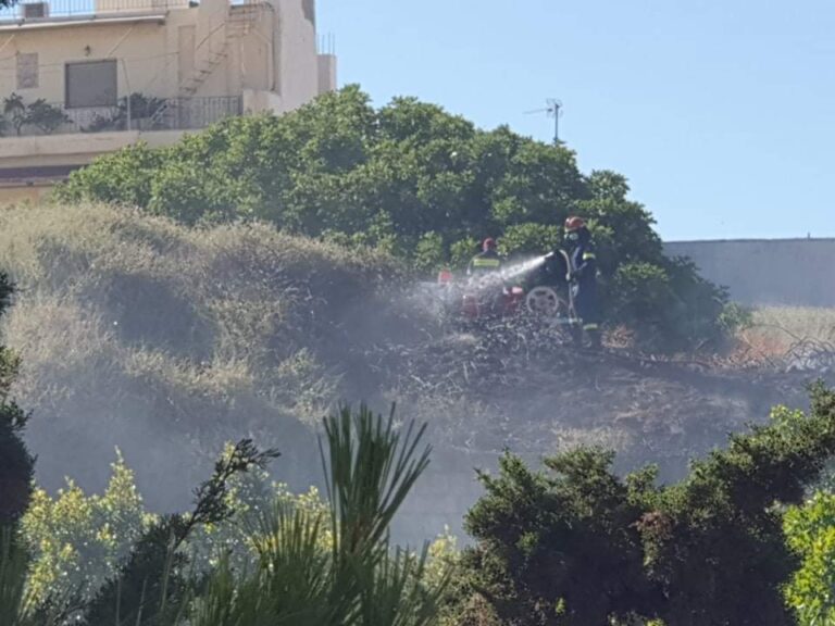 Ηράκλειο: Εικόνες από την πυρκαγιά στα Ενετικά Τείχη