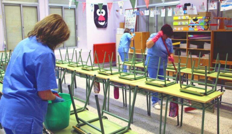 Στην Βουλή τα αιτήματα των καθαριστριών στα σχολεία