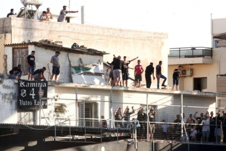Mε συνθήματα και τύμπανα στις ταράτσες οι φίλαθλοι του ΟΦΗ!