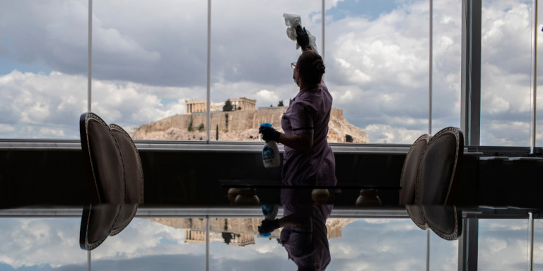 Bloomberg: Η αργή επανεκκίνηση του τουρισμού απειλεί να αυξήσει την ανεργία στην Ελλάδα