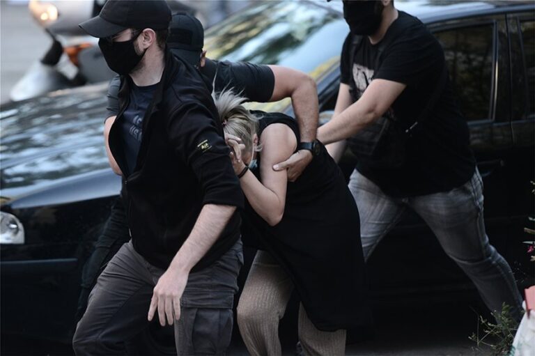 Επίθεση με βιτριόλι: Στον εισαγγελέα η ύποπτη που συνεχίζει να αρνείται πως έχει σχέση(βίντεο)