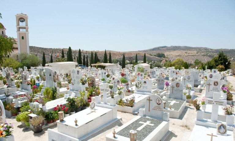 Ιερόσυλοι ρήμαξαν το νεκροταφείο – Πήραν τα καντήλια από 50 τάφους (εικόνες)