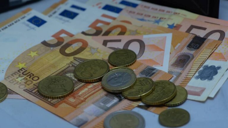 Φορολογικές δηλώσεις: Στα 800 ευρώ ο μέσος φόρος των χρεωστικών εκκαθαριστικών