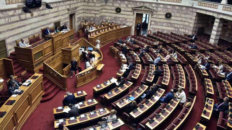 Ένταση στη Βουλή στο νομοσχέδιο για τις διαδηλώσεις – Aπορρίφθηκε ένσταση αντισυνταγματικότητας
