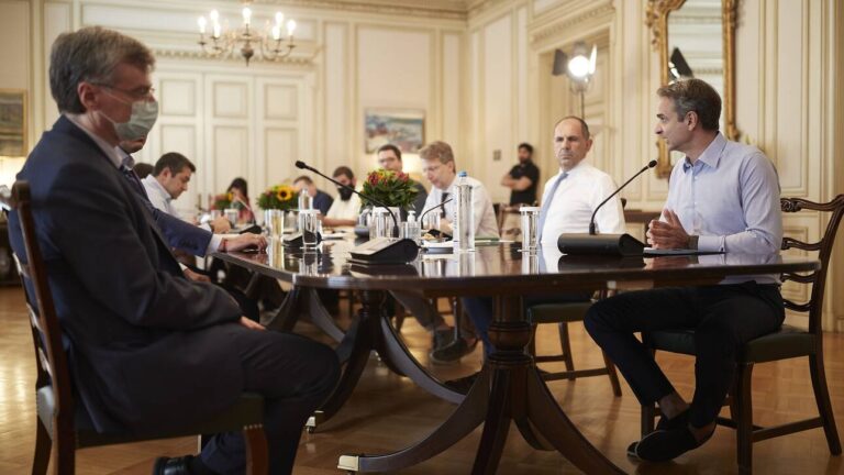 Κορωνοϊός: Κυβερνητική σύσκεψη και ανησυχία για «αναζωπυρώσεις»