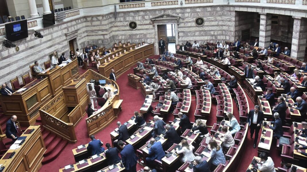 Εκρηκτικό το κλίμα στη Βουλή: Καυγάδες, βρισιές, άσεμνες χειρονομίες και μια αποβολή