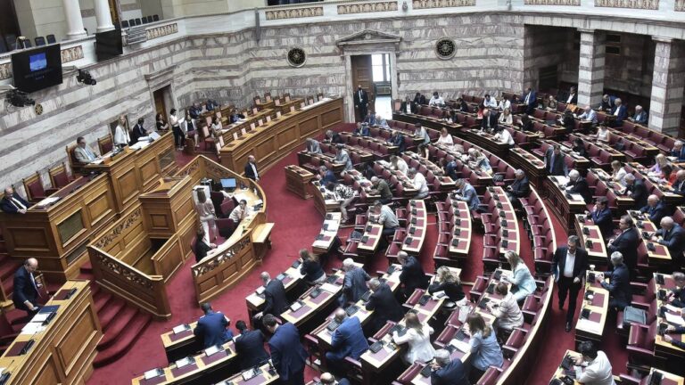 Εκρηκτικό το κλίμα στη Βουλή: Καυγάδες, βρισιές, άσεμνες χειρονομίες και μια αποβολή
