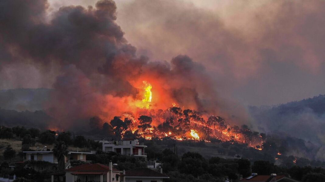 Φωτιά στην Κορινθία: Ολονύχτια μάχη με τις φλόγες – Ξεκίνησαν οι ρίψεις νερού