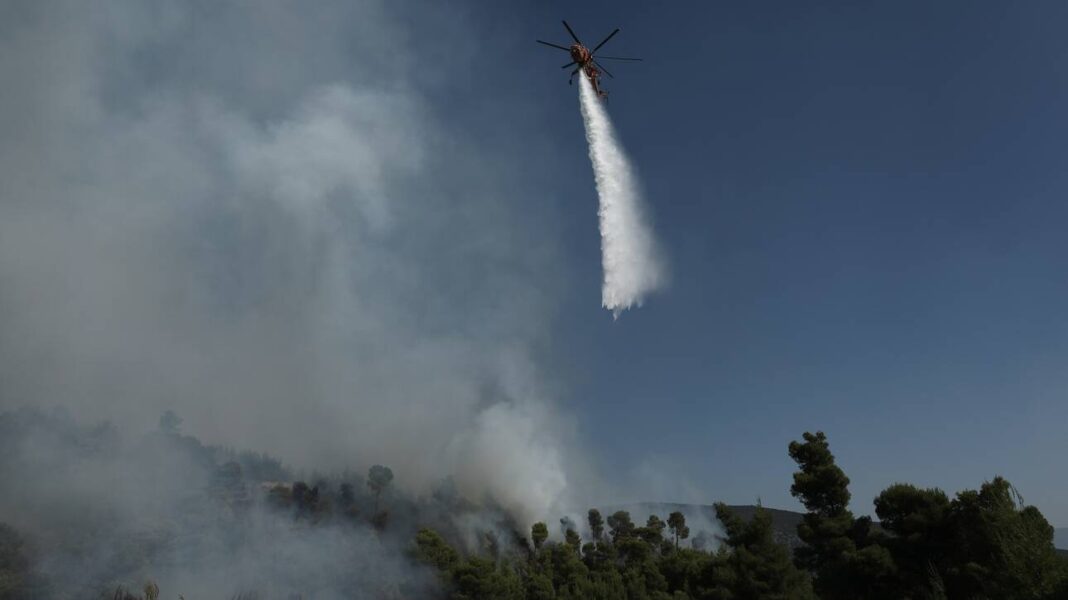 Φωτιά στην Ηλεία: Οι πυκνοί καπνοί καθιστούν δύσκολη την κατάσβεση