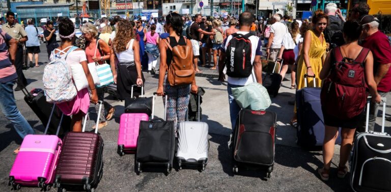 Τουρισμός Για Ολους: Αιτήσεις για όλα τα ΑΦΜ – Τι ισχύει για όσους έχουν διπλό επώνυμο