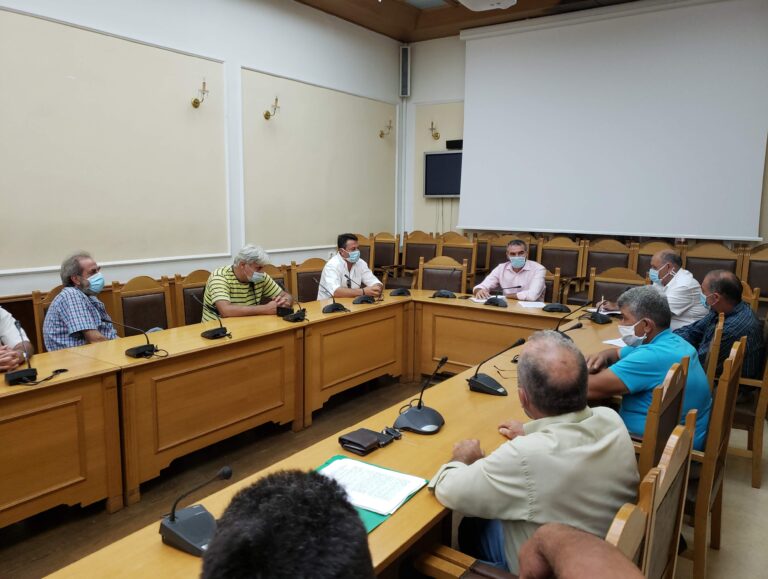 Τα προβλήματα των παραδοσιακών αποσταγματοποιών σε σύσκεψη στη Περιφέρεια Κρήτης