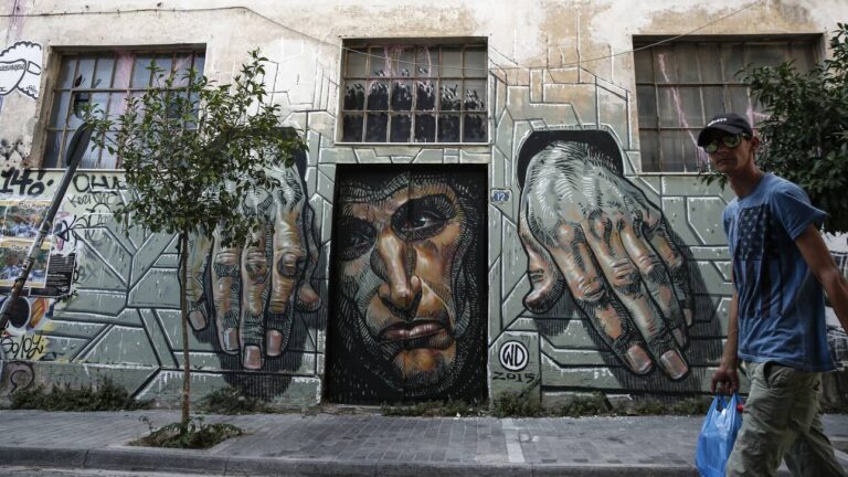 Πώς ο κορωνοϊός καθιστά «τοξικό» το χρέος των ελληνικών νοικοκυριών