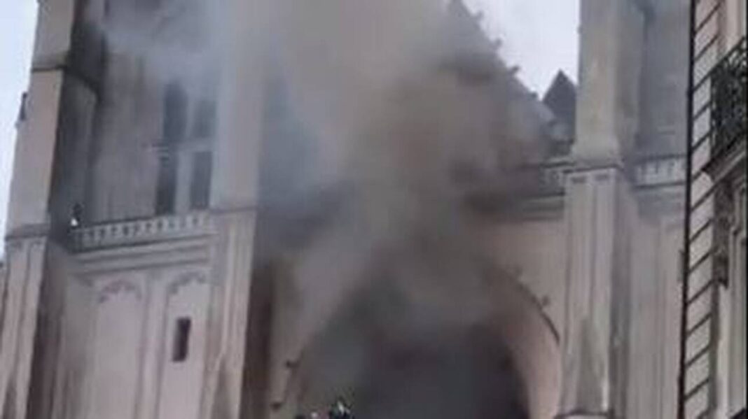 Συναγερμός στη Γαλλία: Φωτιά σε καθεδρικό ναό στη Νάντη