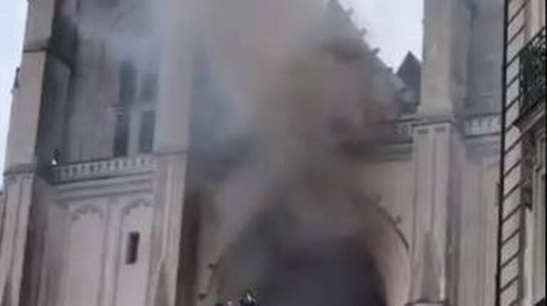 Συναγερμός στη Γαλλία: Φωτιά σε καθεδρικό ναό στη Νάντη
