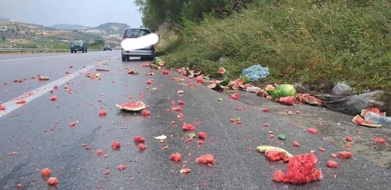 Ηράκλειο: Μετά το τροχαίο «έβρεξε»…καρπούζια (εικόνες)
