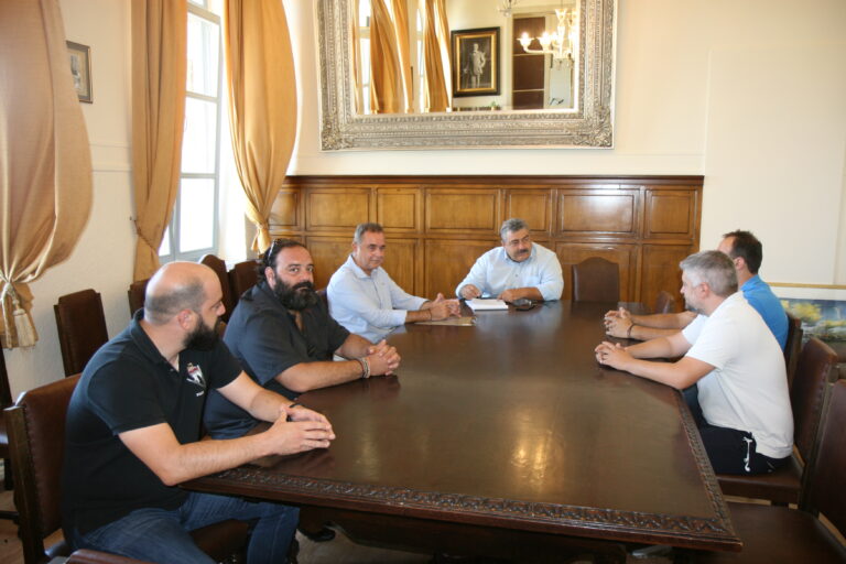 Κρήτη: Συζήτησαν τα προβλήματα των μεταφορέων τουριστικών λεωφορείων