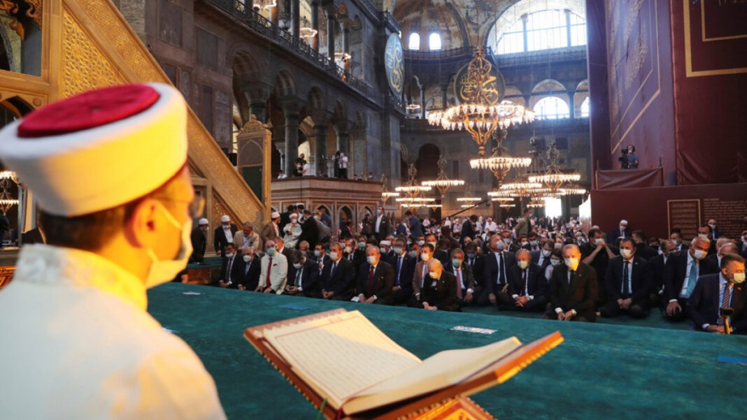 Figaro: Επίδειξη ισλαμικής δύναμης από Ερντογάν – Τέλος η κοσμική χώρα του Κεμάλ Ατατούρκ