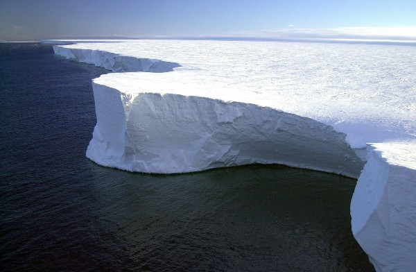 Παγόβουνο στο μέγεθος του Λονδίνου αποκολλήθηκε από την Ανταρκτική – Ανησυχία για μεγάλες καταστροφές
