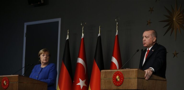 Το «μήνυμα» της Μέρκελ σε Ελλάδα και Τουρκία: Συμφωνήστε και πηγαίνετε στη Χάγη