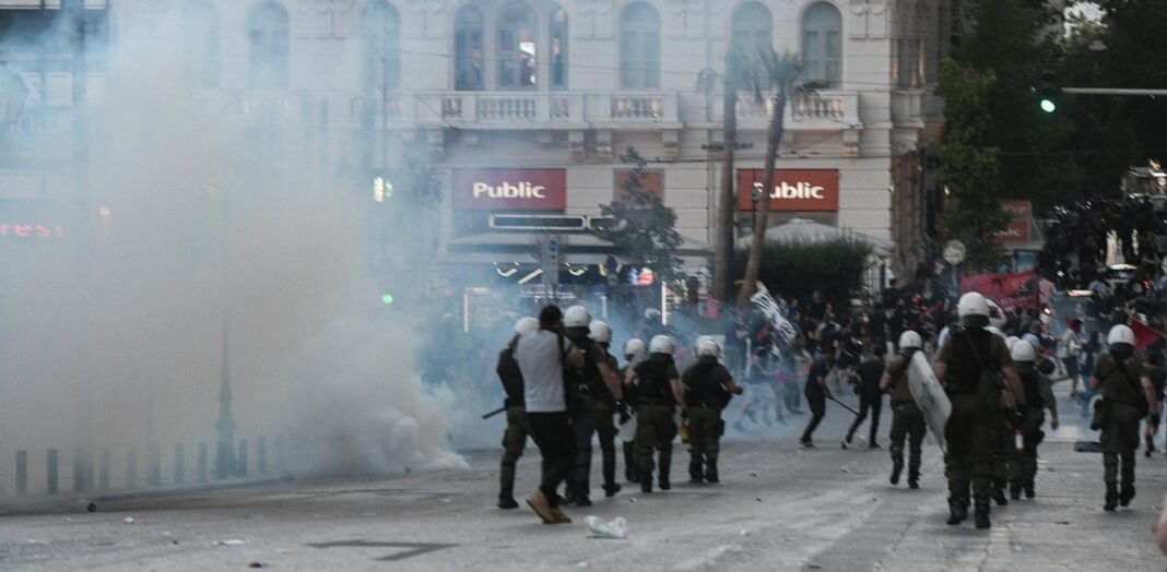 Επεισόδια στο Σύνταγμα: Ενταση και μολότοφ στην πορεία για τις διαδηλώσεις