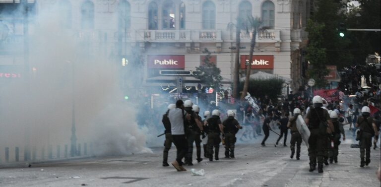 Επεισόδια στο Σύνταγμα: Ενταση και μολότοφ στην πορεία για τις διαδηλώσεις