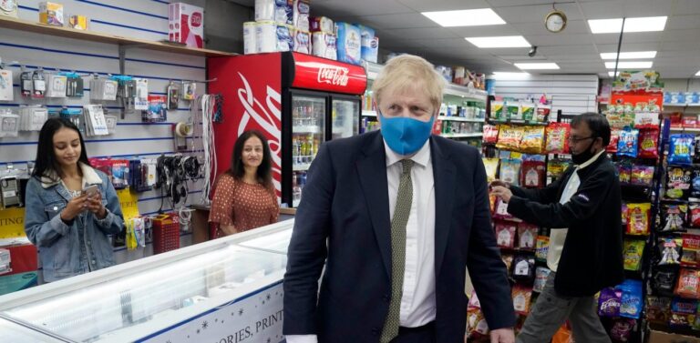 Μπόρις Τζόνσον: Έπειτα από πολλούς μήνες πανδημίας εμφανίστηκε δημόσια με μάσκα