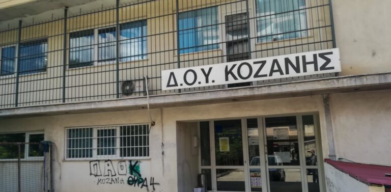 Επίθεση με τσεκούρι: Εξιτήριο στη 47χρονη-Εξαιρετικά κρίσιμη η κατάσταση του 56χρονου